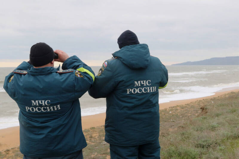 В Крыму ищут троих военных на весельной лодке, унесенных в открытое море