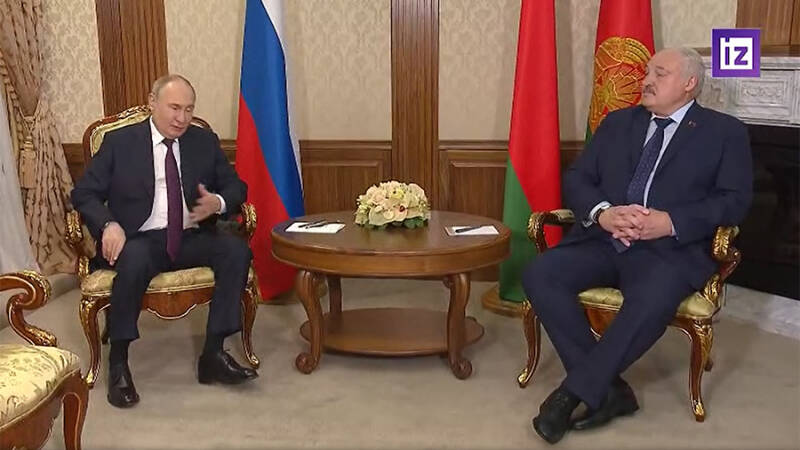 Путин и Лукашенко провели короткие переговоры в аэропорту Минска