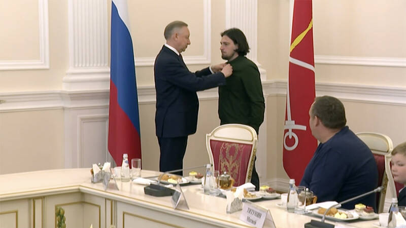 В Смольном наградили людей, спасавших пассажиров из упавшего в Мойку автобуса