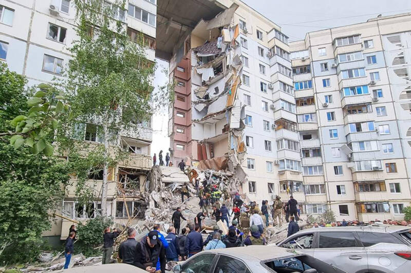Теракт в Белгороде: от удара ракеты обрушился подъезд жилого дома