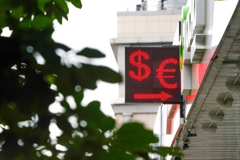 Порог снижен: правительство смягчило требования к продаже валюты