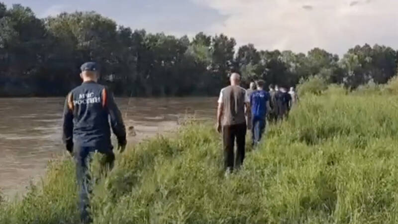 Сотрудники МЧС в Северной Осетии ищут пропавшего после купания в реке подростка