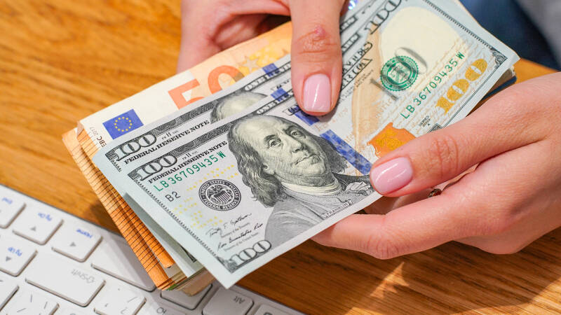 Порог снижен: правительство смягчило требования к продаже валюты
