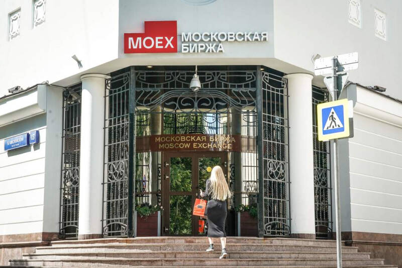 Порог снижен: правительство смягчило требования к продаже валюты
