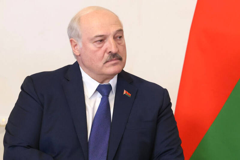 Лукашенко заявил, что Украина прошла денацификацию
